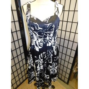 White House Black Market Pleated Floral Print Fit And Flare Black Size 4
